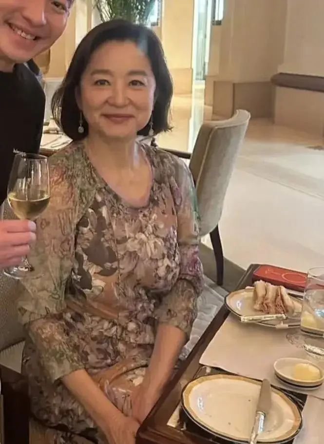 林青霞香港酒店吃饭被偶遇