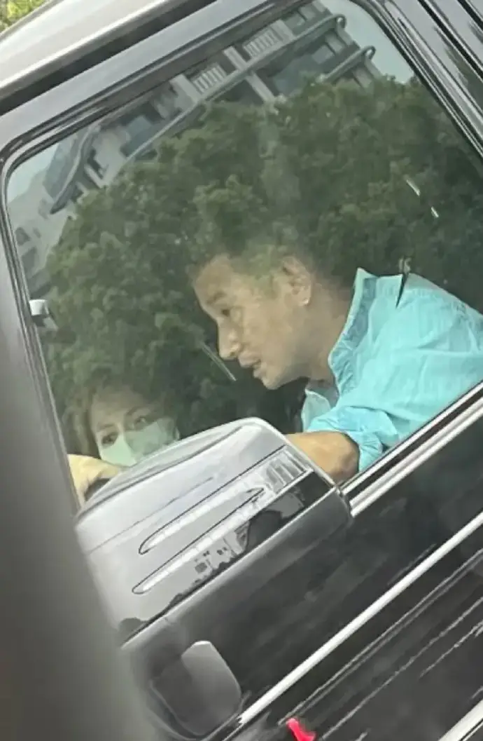 文章驾车外出被偶遇